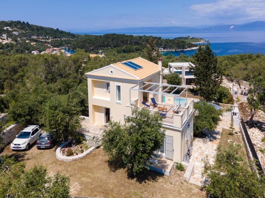 A Casa D' Irene Paxos * Gaios